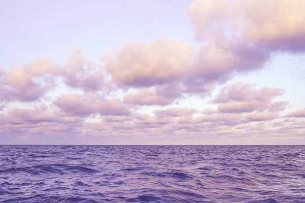 Niebieski Czerwony Ranek Nad Głębokim Morzem Latem Błękitny Wschód Słońca — Zdjęcie stockowe