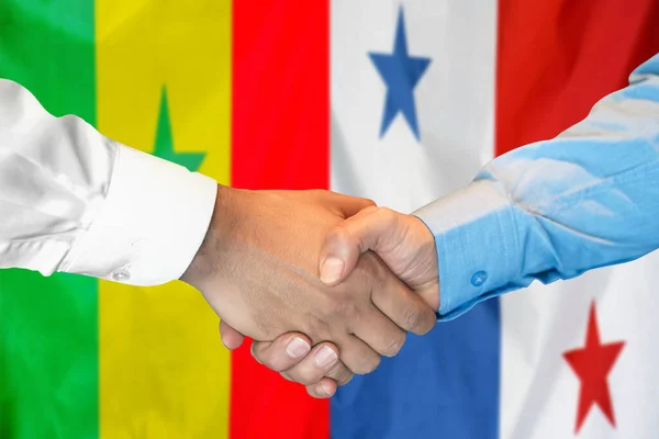 Podání Ruky Pozadí Dvou Vlajek Muži Potřásají Rukou Pozadí Senegalské — Stock fotografie