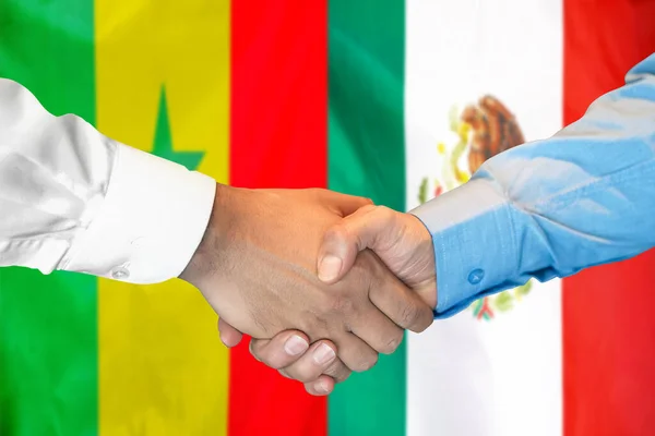 Üzleti Kézfogás Két Zászló Hátterében Férfiak Kezet Ráznak Szenegáli Mexikói — Stock Fotó