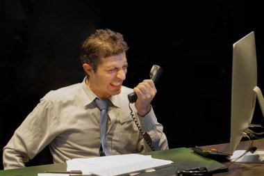 Ofis çalışanının portresi. Telefonda bağıran yaşlı bir adam. Bir sürü telefon görüşmesi. Duygular sorun reaksiyonu.