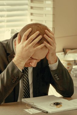 Ofis müdürü baş ağrısı çeken bir adam. Sağlık sorunu, stres ve depresyon. Erkek, başını eliyle tutar. Sağlık kavramı.