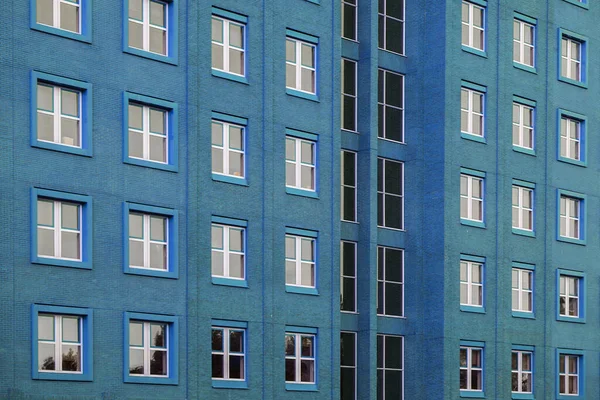 窓のあるオフィスブルーの建物のファサード 窓のある古い青レンガの壁のファサード 窓のある古い青レンガの壁 — ストック写真
