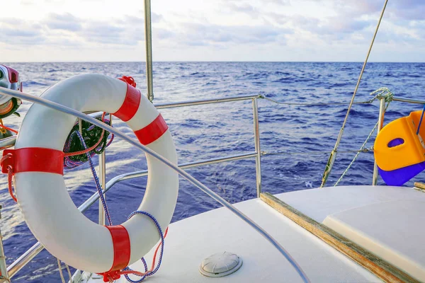Bir Yatta Can Simidi Yelkenli Teknenin Deniz Manzarası Geniş Lüks — Stok fotoğraf