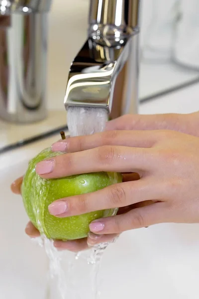 Vrouwelijke Handen Wassen Groene Appel Onder Kraan Kokkin Vrouw Wast — Stockfoto