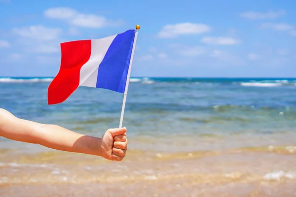 Χέρια Μικρού Κοριτσιού Που Κρατάει Σημαία Της Γαλλίας Στον Ορίζοντα — Φωτογραφία Αρχείου