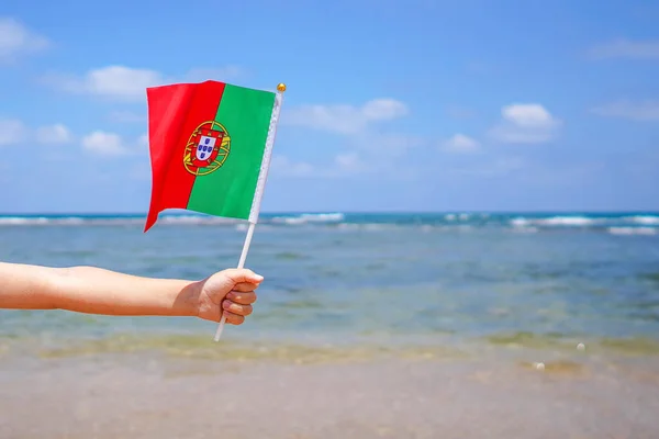 Manos Niña Sosteniendo Bandera Portugal Contra Horizonte Marino Concepto Del —  Fotos de Stock