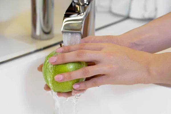 Ženské Ruce Myjí Zelené Jablko Pod Kohoutkem Kuchařka Umyje Pod — Stock fotografie