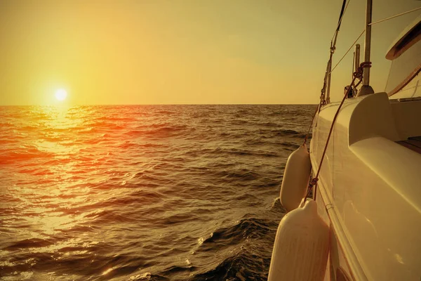 Iate Pôr Sol Barco Vela Mar Durante Pôr Sol Yachting — Fotografia de Stock