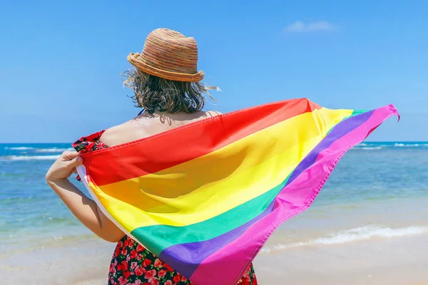 Mujer Con Sombrero Bandera Lgbt Playa Chica Sostiene Una Bandera — Foto de Stock