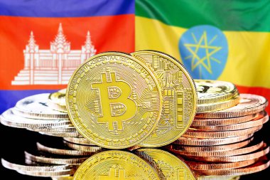 Kamboçya ve Etiyopya 'daki kripto para birimi ve engelleme teknolojisi yatırımcıları için kavram. Kamboçya ve Etiyopya bayrağının arka planında bitcoinler.