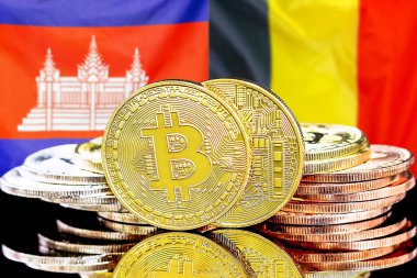 Kamboçya ve Belçika 'daki kripto para birimi ve engelleme teknolojisi yatırımcıları için kavram. Kamboçya ve Belçika bayrağının arka planında bitcoinler.