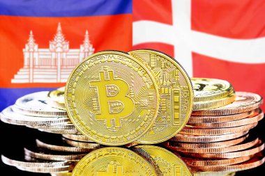 Kamboçya ve Danimarka 'daki kripto para birimi ve engelleme teknolojisi yatırımcıları için kavram. Kamboçya ve Danimarka bayrağının arka planında bitcoinler.