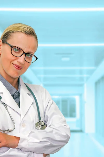 Läkare Kvinna Med Glasögon Och Stetoskop Bakgrunden Suddig Korridor Kliniken — Stockfoto