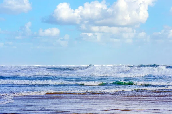 Κύματα Στην Παραλία Νωρίς Πρωί Και Δυνατός Άνεμος Συννεφιασμένο Πρωινό — Φωτογραφία Αρχείου