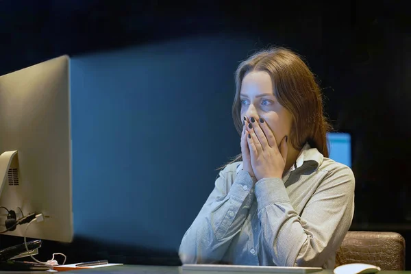 Портрет Расстроенного Офисного Работника Управляющей Женщины Сидящей Перед Монитором Компьютера — стоковое фото