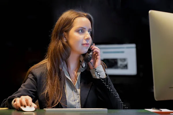 Mulher Atende Chamadas Clientes Call Center Secretária Atende Telefone Conversa — Fotografia de Stock