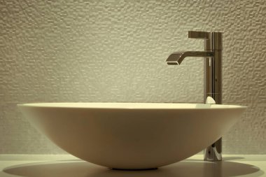 Modern beyaz lavabo musluklu. Lüks otellerde modern tasarımla banyo içi lavabo..