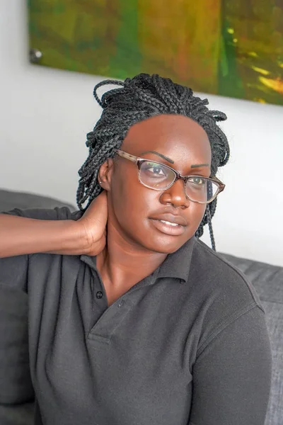 Offensichtliche Afrikanisch Amerikanische Frau Brille Die Auf Dem Sofa Sitzt — Stockfoto