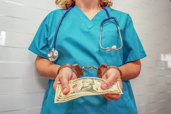 Przestępstwo Medycynie Chirurgu Lub Lekarzu Niebieskim Mundurze Skutymi Rękami Trzymającymi — Zdjęcie stockowe