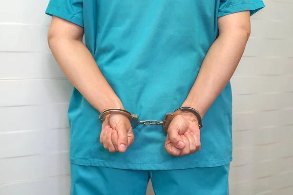 Bűn Orvostudományban Sebész Vagy Orvos Kék Egyenruhában Megbilincselt Kézzel Hátán — Stock Fotó