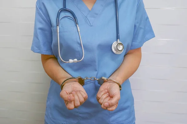 Brott Inom Medicin Kirurg Eller Läkare Blå Uniform Med Handklovar — Stockfoto