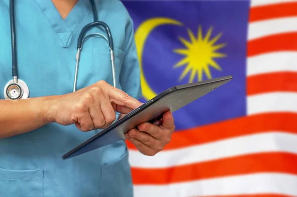 Surgeon Doctor Using Digital Tablet Background Malaysia Flag Medical Equipment — Stock Photo, Image