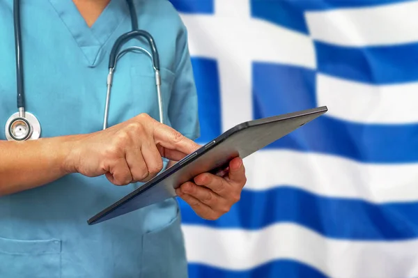 Surgeon Doctor Using Digital Tablet Background Greece Flag Medical Equipment — Stock Photo, Image