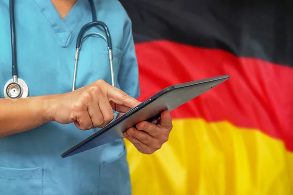 Chirurg Oder Arzt Mit Einem Digitalen Tablet Auf Dem Hintergrund — Stockfoto