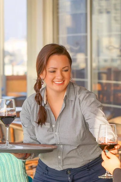 Retrato Camarera Para Dar Copa Vino Con Vino Tinto Restaurante —  Fotos de Stock