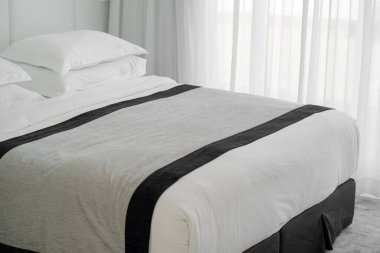Otelde çift kişilik yatak. Yatak odasındaki modern çift kişilik yatak. Otelin içi..