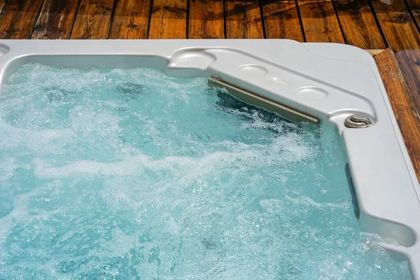 Uitzicht Open Werkende Hot Tub Zwembadreiniger Tijdens Zijn Werk — Stockfoto