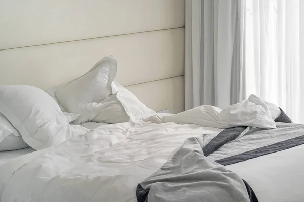Gyűrött Franciaágy Hotelben Befejezetlen Vagy Rendetlen Ágy Egy Vicces Éjszaka — Stock Fotó