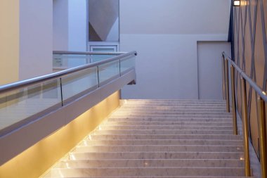 Otel lobisine geniş merdiven. Ofis binasının merdiveni. Modern bir binanın, tiyatronun ya da konser salonunun korkuluk ve merdivenlerinin detayları..