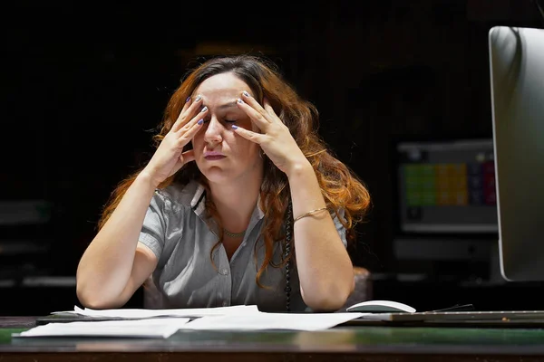 Vrouwelijke Kantoormedewerker Verontrust Door Veel Papierwerk Veel Papierwerk Kantoor Nachttijd — Stockfoto