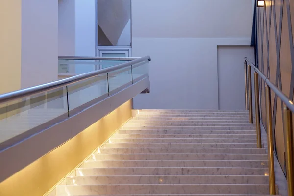 Otel Lobisine Geniş Merdiven Ofis Binasının Merdiveni Modern Bir Binanın — Stok fotoğraf