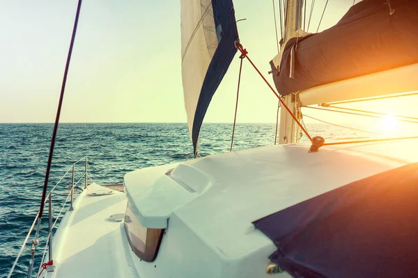 Catamarã Vela Pôr Sol Mar Alta Velocidade Vento Forte Durante — Fotografia de Stock