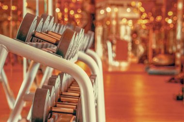 Spor salonundaki dambıllar.