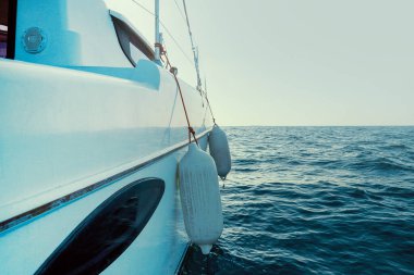 Yelkenli teknenin deniz manzarası geniş. Yatçılık lüks bir spor ve harika bir tatil. Seçici odak.