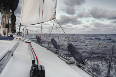 Yelkenli teknenin deniz manzarası geniş. Yatçılık lüks bir spor ve harika bir tatil. Seçici odak.