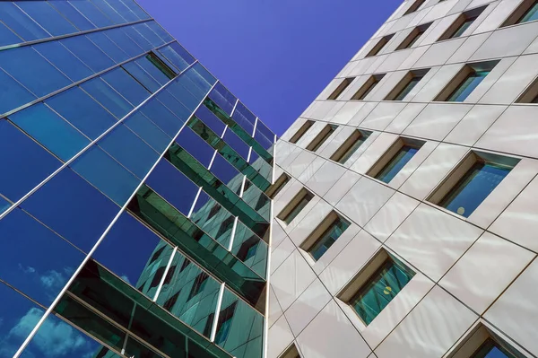 现代摩天大楼与蓝天相映衬 高楼城市的商业中心 现代城市建筑 玻璃和混凝土做的房子 从下面看摩天大楼 — 图库照片