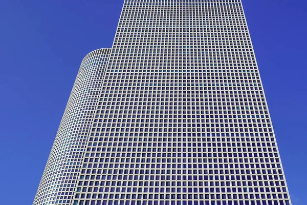 青い空に対する近代的な白い超高層ビルのオフィスビル 高いビルだ 現代の都市建築 ガラスとコンクリートで作られた家 高層ビルの下からの眺め 2020年8月10日 テルアビブ イスラエル — ストック写真