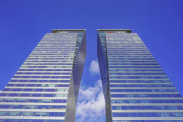 Rebocar Edifícios Modernos Arranha Céus Escritório Contra Céu Azul Edifício — Fotografia de Stock