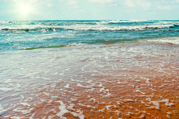 Θάλασσα Surf Στην Ακτή Ηλιόλουστη Μέρα Καλοκαίρι Θαλασσινό Νερό Τρέχει — Φωτογραφία Αρχείου