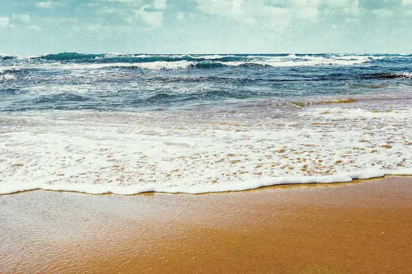 Deniz Sörfü Sahilde Güneşli Bir Yaz Günü Deniz Suyu Kumlu — Stok fotoğraf