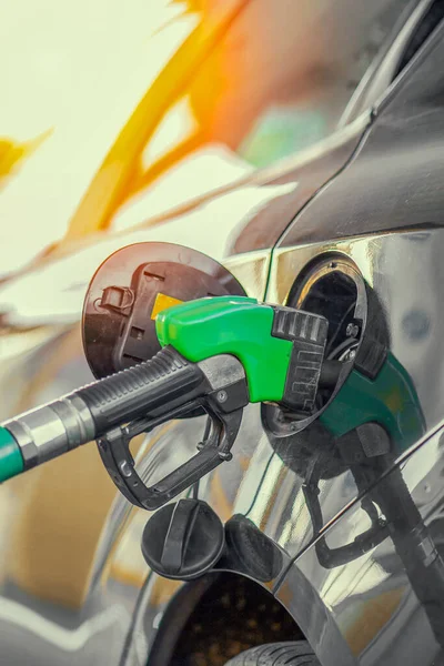 ガソリンスタンドの車でガスポンプのクローズアップ ガソリンスタンドで車を給油 ガソリンスタンドで車の燃料を補充するための燃料ノズル コピースペース — ストック写真