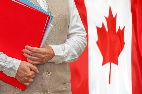 Mujer Sosteniendo Carpeta Roja Fondo Bandera Canadá Concepto Educación Jurisprudencia — Foto de Stock