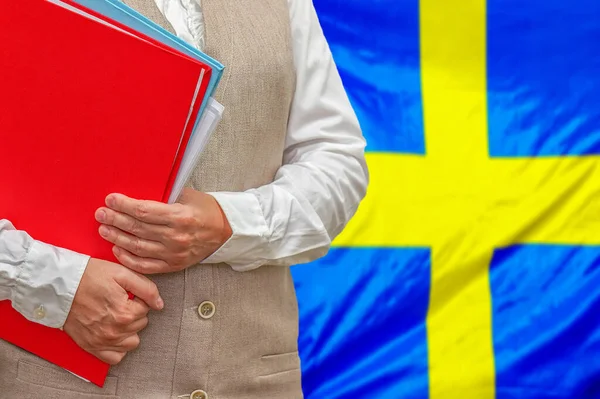 Kobieta Czerwonym Folderem Tle Flagi Szwecji Pojęcie Edukacji Orzecznictwa Szwecji — Zdjęcie stockowe