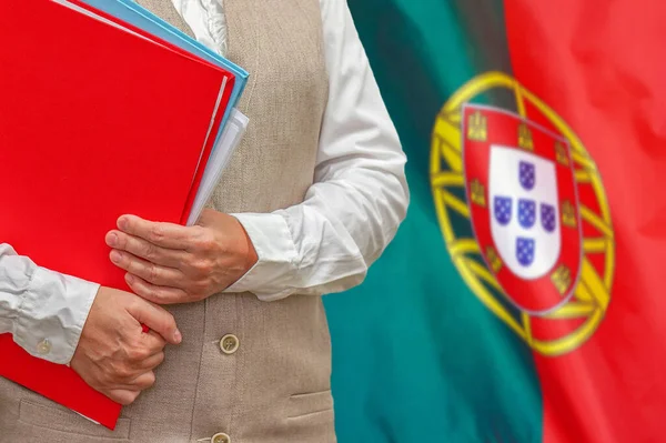 Kobieta Czerwonym Folderem Tle Flagi Portugalii Koncepcja Edukacji Orzecznictwa Portugalii — Zdjęcie stockowe