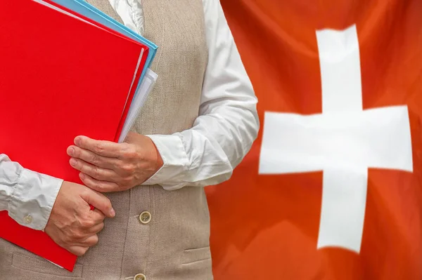 Frau Mit Rotem Ordner Auf Dem Hintergrund Der Schweizer Flagge — Stockfoto