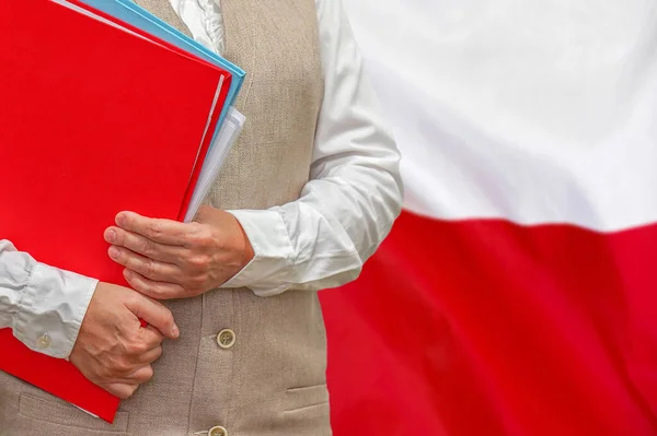 Mulher Segurando Pasta Vermelha Fundo Bandeira Polónia Conceito Educação Jurisprudência — Fotografia de Stock